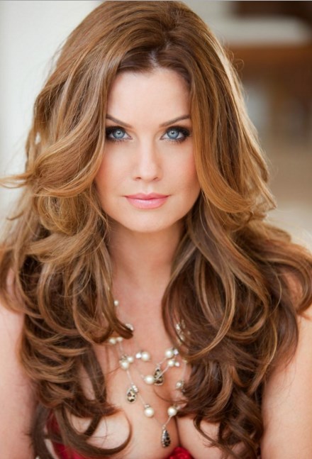 Best-Popular-Long-Layered-Hairstyles-Center-Parted-for-Thick-Wavy-Hair-Women-with-Round-Faces