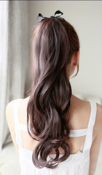 Wavy hair with side ponytail