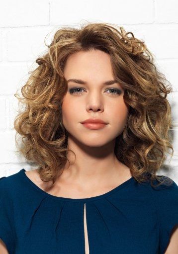 Curly hairstyle for short hairs