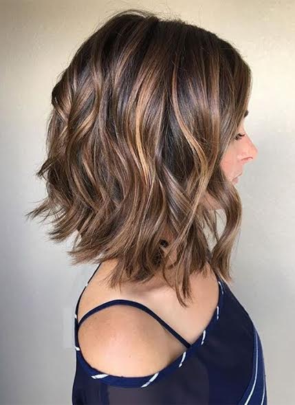 short-hairstyle-with-caramel-highlights