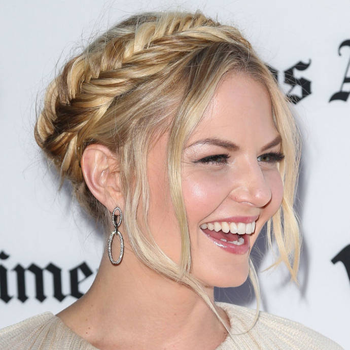 Side crown-braid hairstyle for short hairs