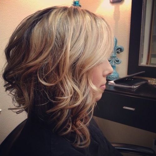 Wavy bob layers with highlights