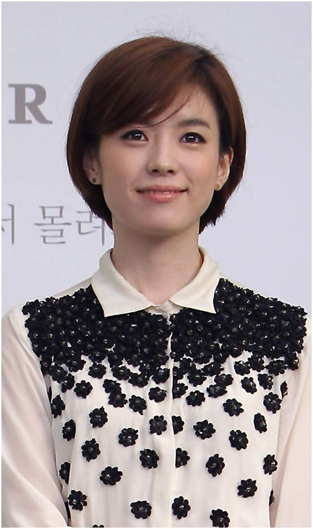 Korean short hairstyle with side bangs