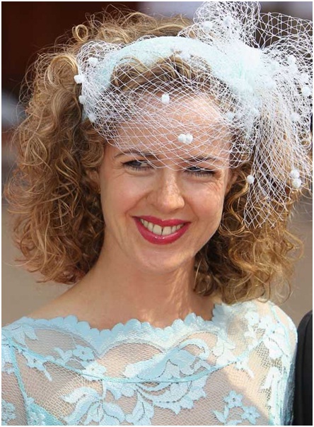 Open hairstyle with a veil for curly short hairs
