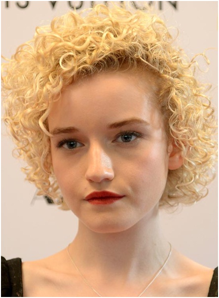 Open intricate curly hairstyle for short hairs