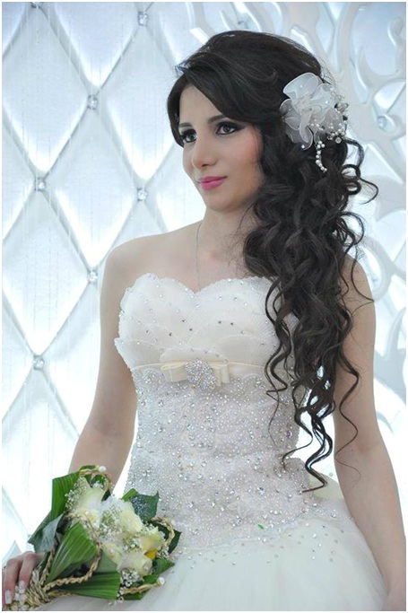 Side open curly hairstyle for christian wedding