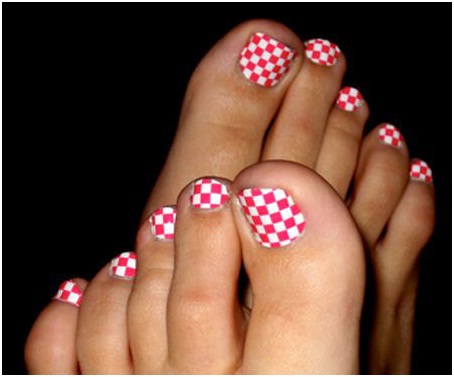 checker-board-nail-art-for-your-feet