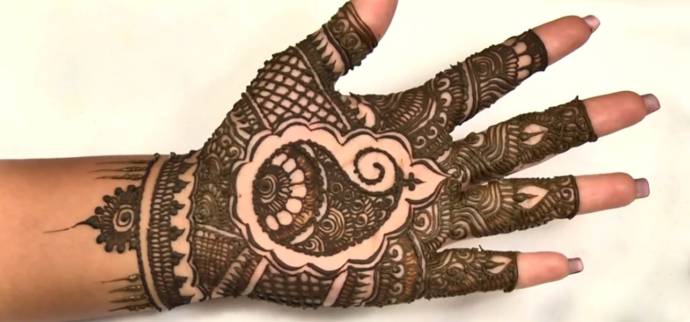 Paisley based intricate henna design