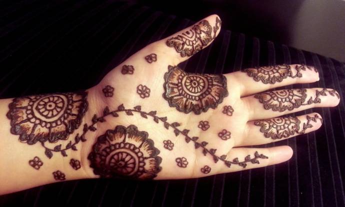 Disjoint floral henna design
