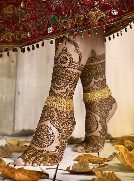 Bridal full-length round leg henna design