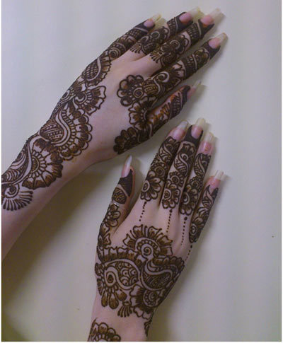 mehndi-design-with-paisley-and-floral-patterns