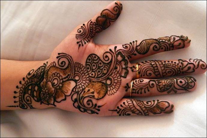 Stylish, shaded henna design for a modern look