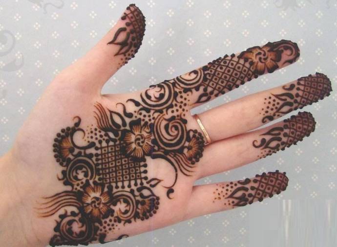 Floral and checker board combined henna design