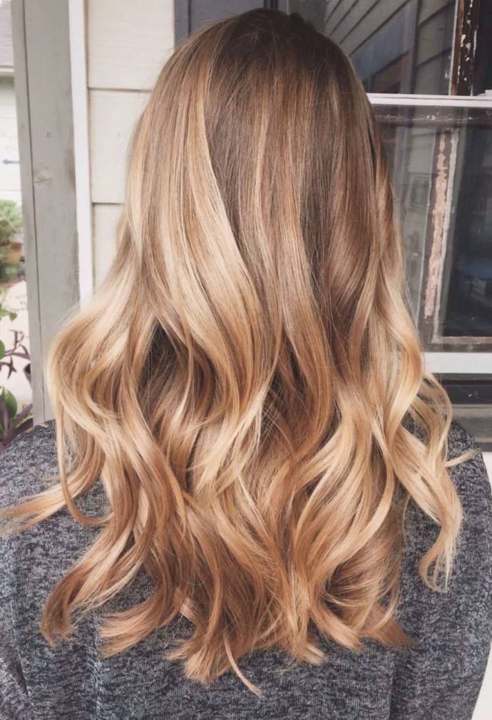 Best latest honey blonde highlights with wavy hairstyle