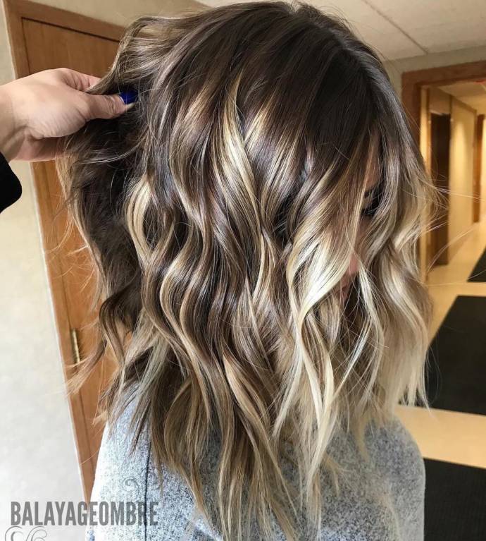 Blonde highlight with medium length hairstyle