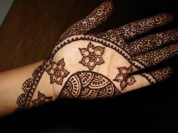 Simple yet classy floral Henna designs for Diwali
