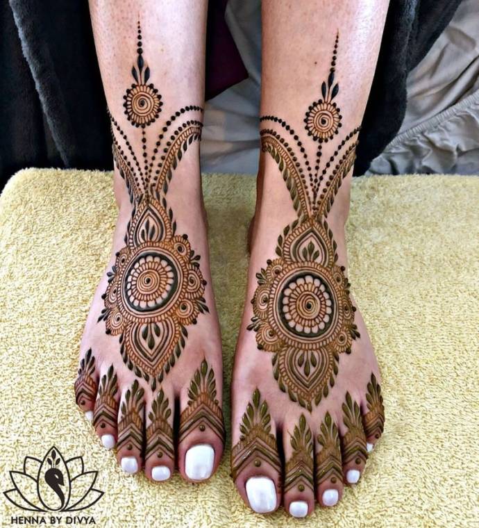 Arabic foot mehndi