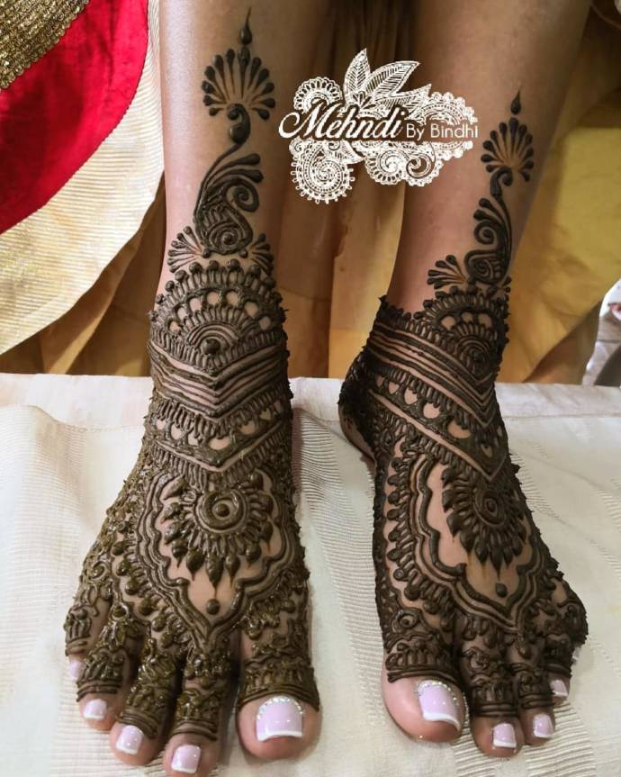 Arabic Pattern of Mehndi on Feet