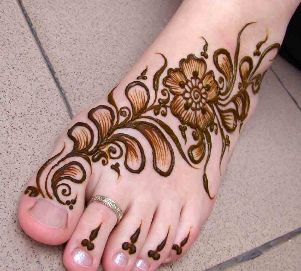 Floral henna design on bride legs