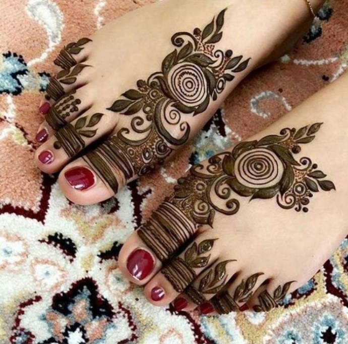 Bold Mehndi Flowers with Thick Leaf Design