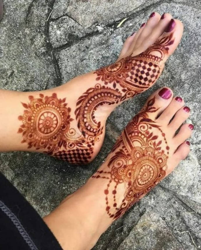 Circle Style Mehndi with Square Filling