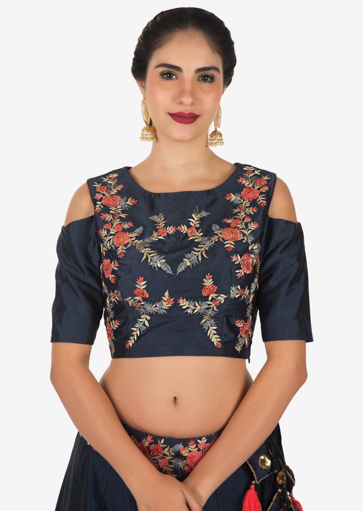 Multi-thread embroidery blouse