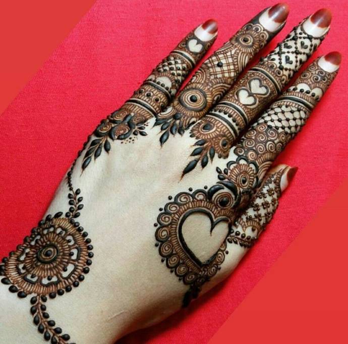The Traditional Finger Mehndi